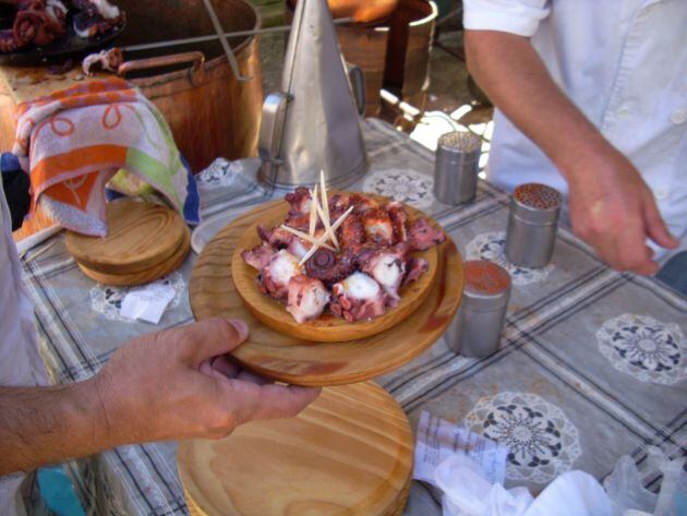 Pulpo a la gallega estilo callejeo a la puerta del mercado de abastos de Santiago