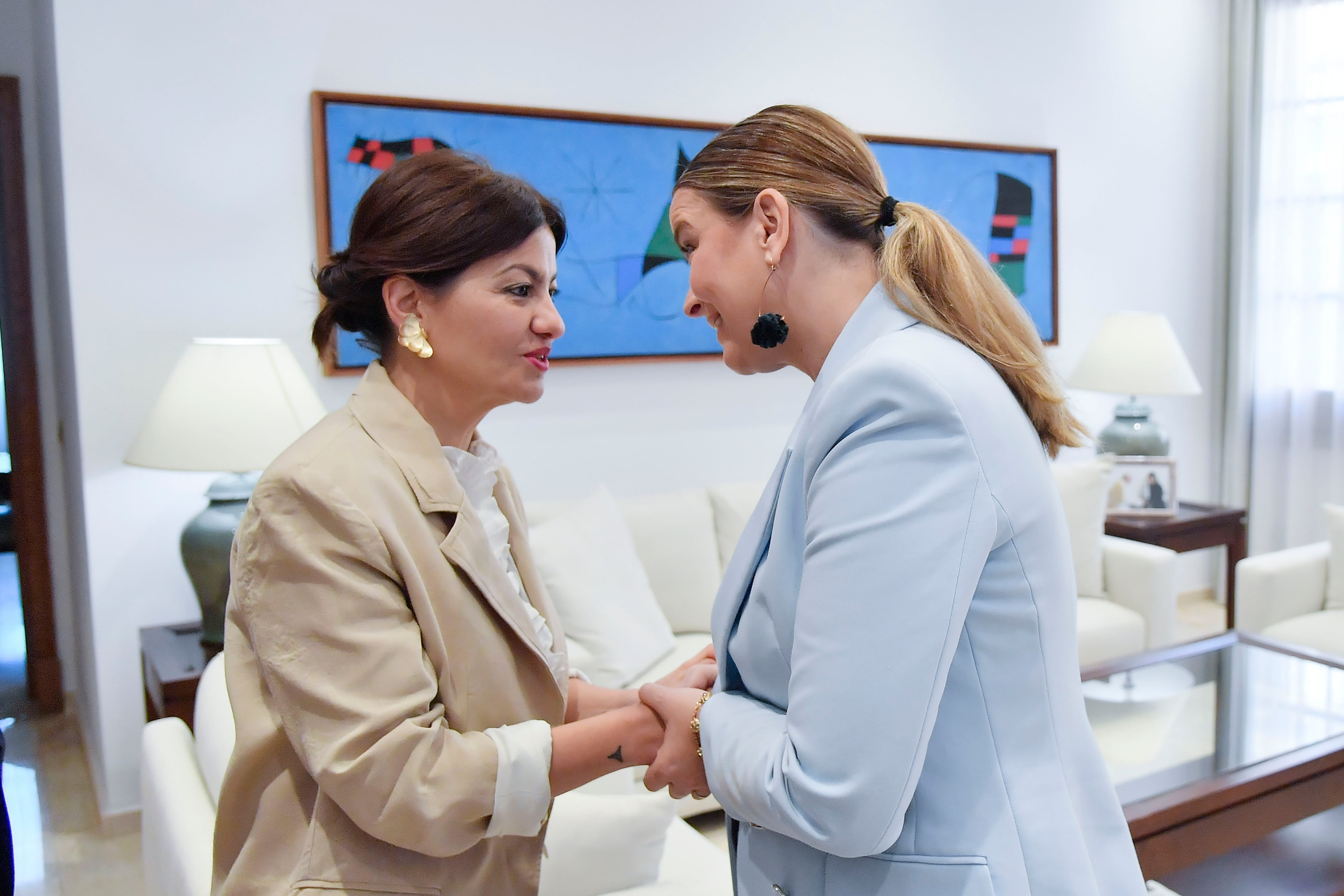 PALMA DE MALLORCA, 23/04/2026.- La ministra de Juventud e Infancia, Sira Rego (i), es recibida por la presidenta del Govern Balear Marga (d) este jueves en Palma. EFE/ Miquel A. Borràs