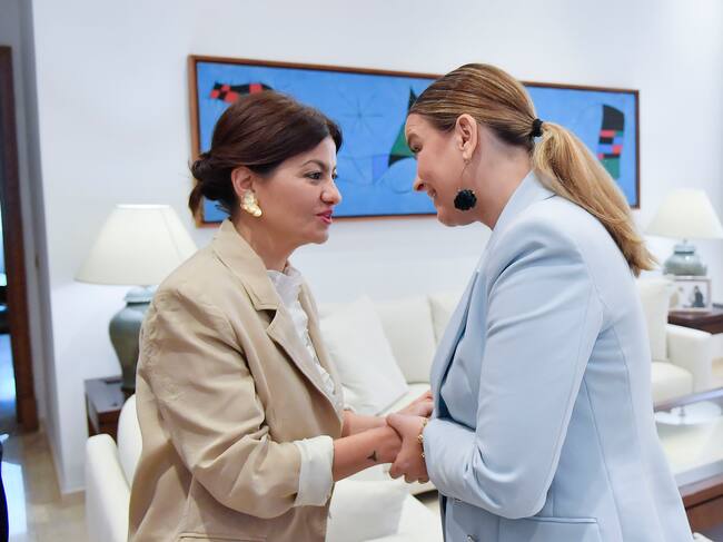 PALMA DE MALLORCA, 23/04/2026.- La ministra de Juventud e Infancia, Sira Rego (i), es recibida por la presidenta del Govern Balear Marga (d) este jueves en Palma. EFE/ Miquel A. Borràs