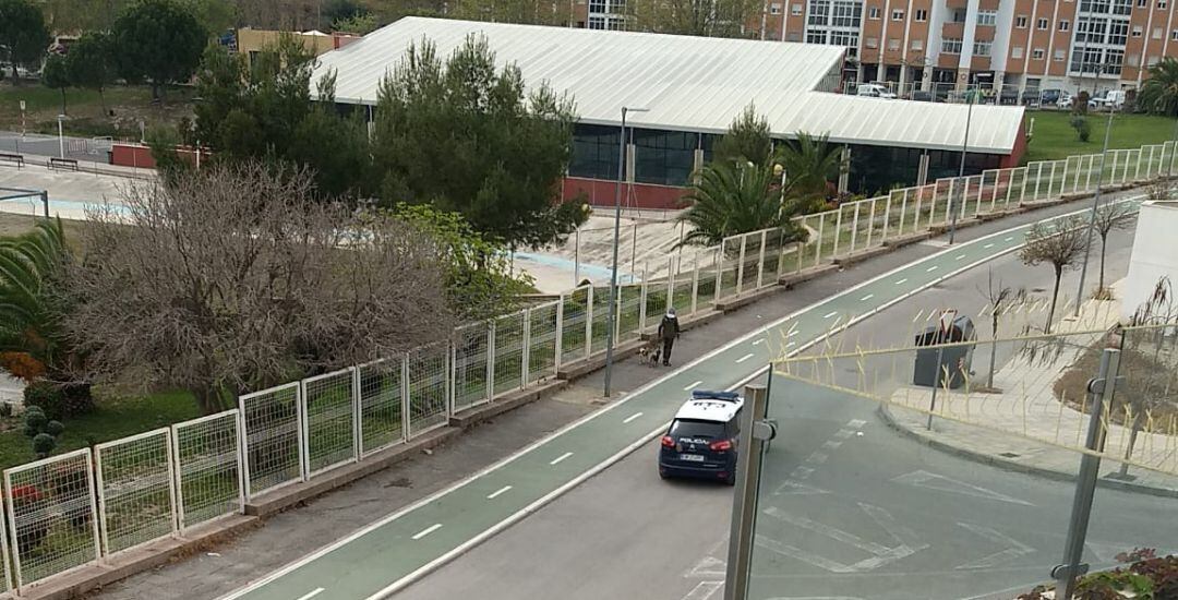 Vehículo de la Policía Nacional por las calles de la capital este domingo.