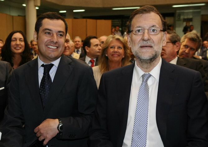 El presidente del Gobierno, Mariano Rajoy, momentos antes pronunciar una conferencia este martes en el Club Antares en Sevilla junto con el presidente del PP en Andalucía, Juan Manuel Moreno