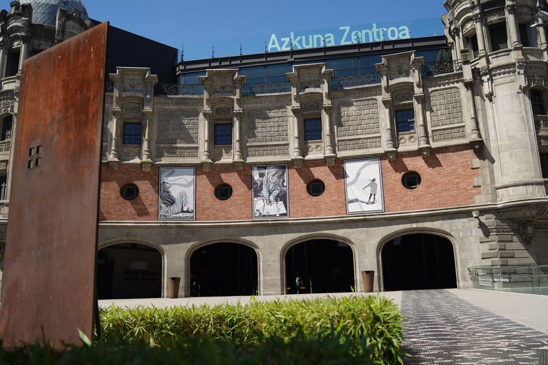 Fachada de Azkuna Zentroa en Bilbao