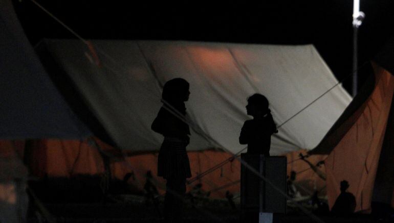 Dos niñas en un campo de refugiados en Nicosia, Chipre