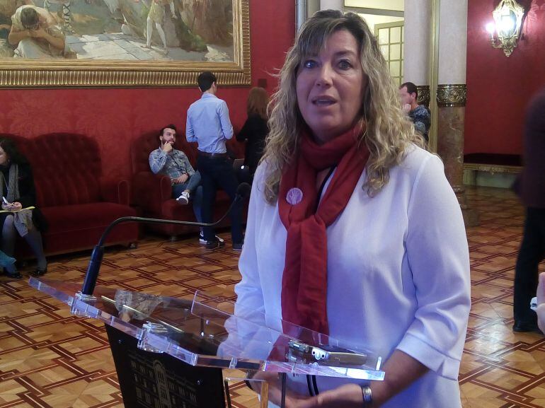 Patricia Gómez, consellera de Salud, en los pasillos del Parlament.