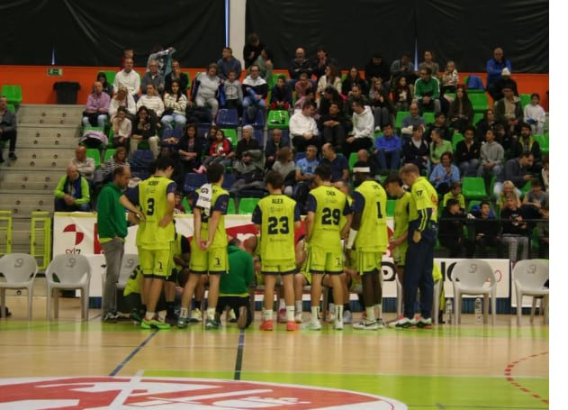 Los jugadores del Óbila, durante un tiempo muerto de un partido