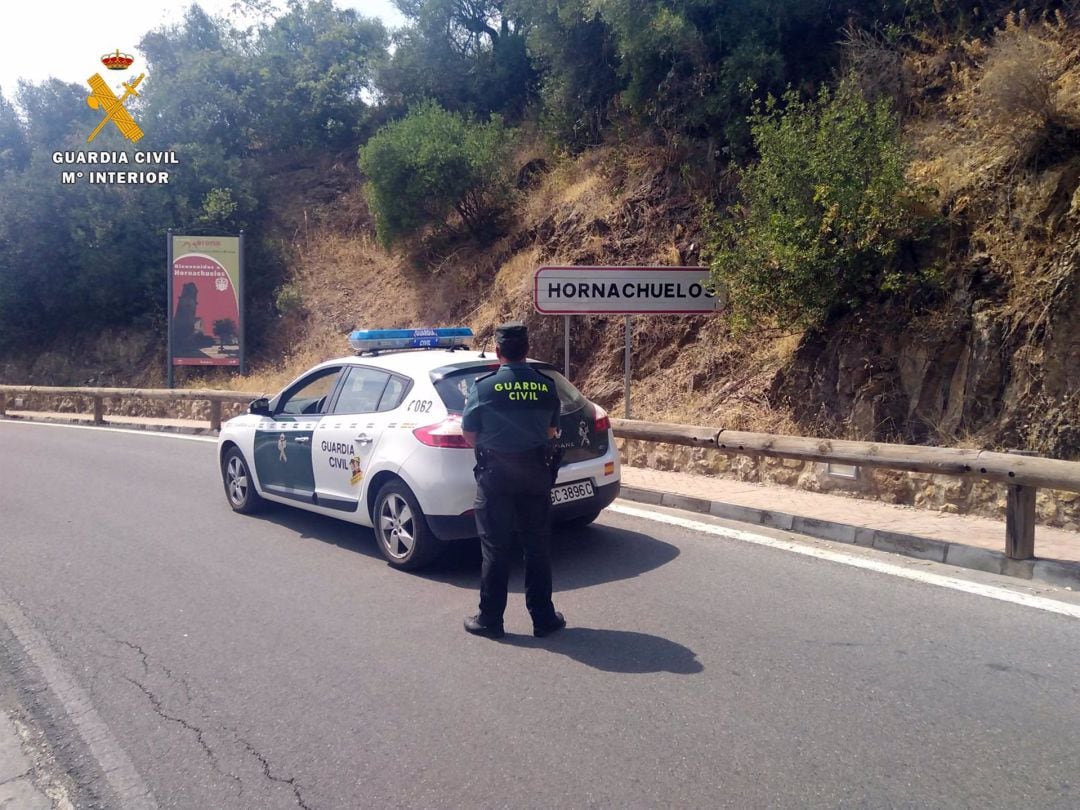 La Guardia Civil, en la entrada de Hornachuelos