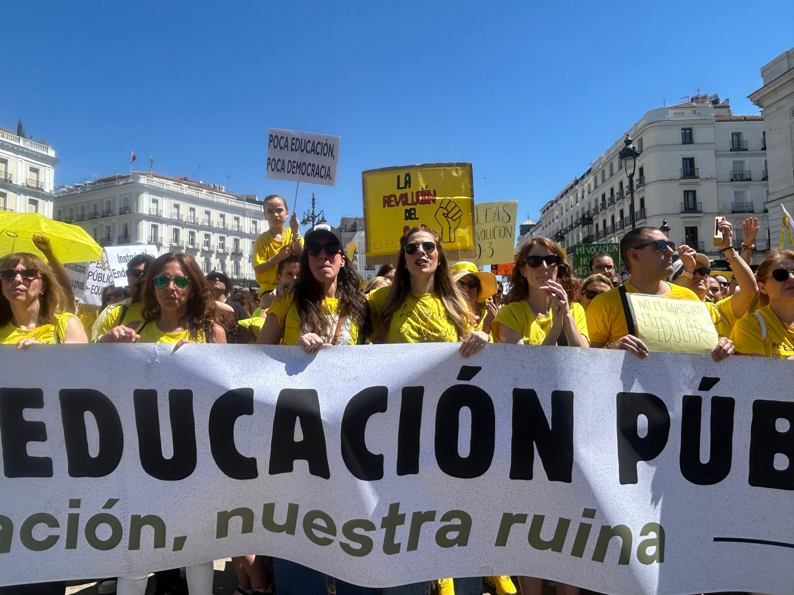 Asistentes de la educación infantil de 0 a 3 años en la Puerta del Sol en la manifestación en defensa de la educación pública madrileña