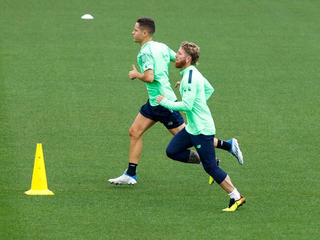 LEZAMA (BIZKAIA), 31/08/2022.- Los jugadores del Athletic Club Ander Herrera (i) e Iker Muniain este miércoles en el entreno donde el equipo bilbaíno recibirá el domingo al Espanyol con el objetivo de lograr una victoria que le colocaría con 10 puntos y, además de afianzar su posición en la zona de Liga de Campeones, le permitiría igualar el mejor arranque liguero en los últimos 29 años.EFE/Luis Tejido