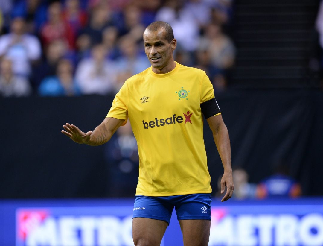 Rivaldo diputando un encuentro entre Brasil e Italia en un torneo.