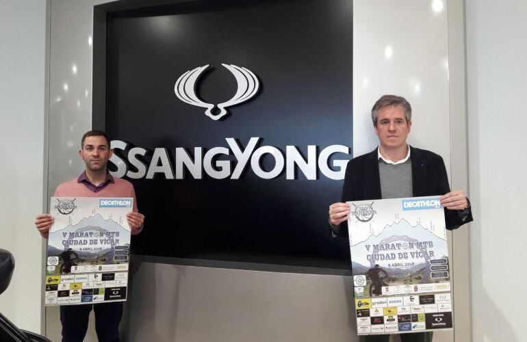 Sergio Domínguez y Asier Arrizabalaga con el cartel de la carrera.