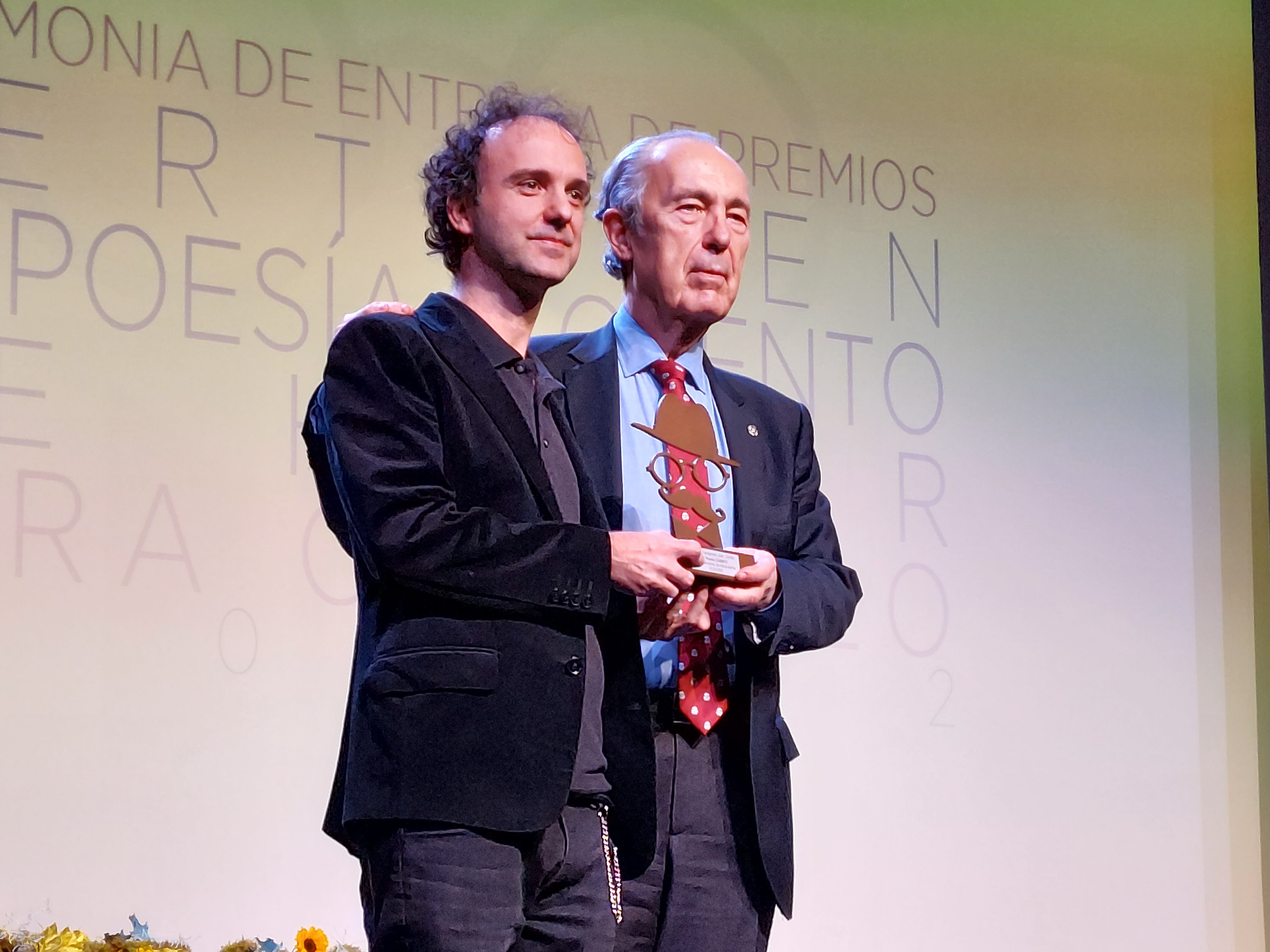 El ganador de la modalidad de cuento, Alberto Echavarría, junto a Luis Alberto de Cuenca
