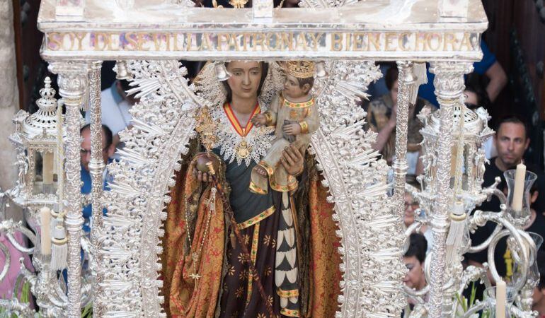 La imagen gloriosa de la Virgen de La Hiniesta, en su anual salida con motivo de la festividad del Corpus Christi