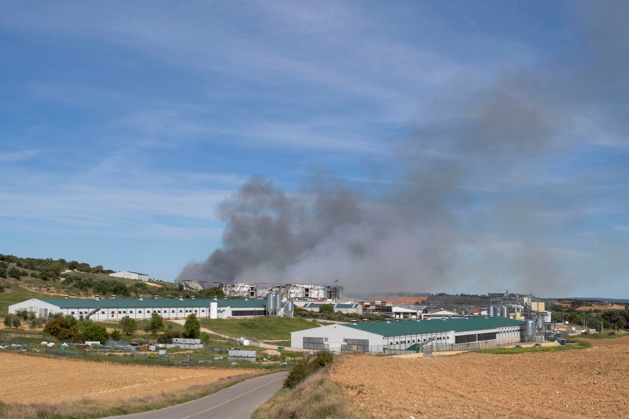 Durante la tarde del miércoles la columna de humo era visible a decenas de kilómetros de distancia