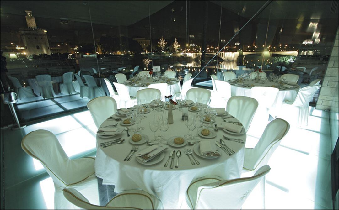 Restaurante del grupo Abades en el barrio de Triana, de Sevilla, junto al río Guadalquivir