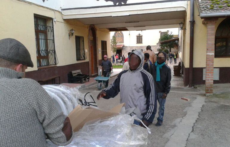 La ONG Dianova usó a los inmigrantes como mano de obra para reparar el centro.