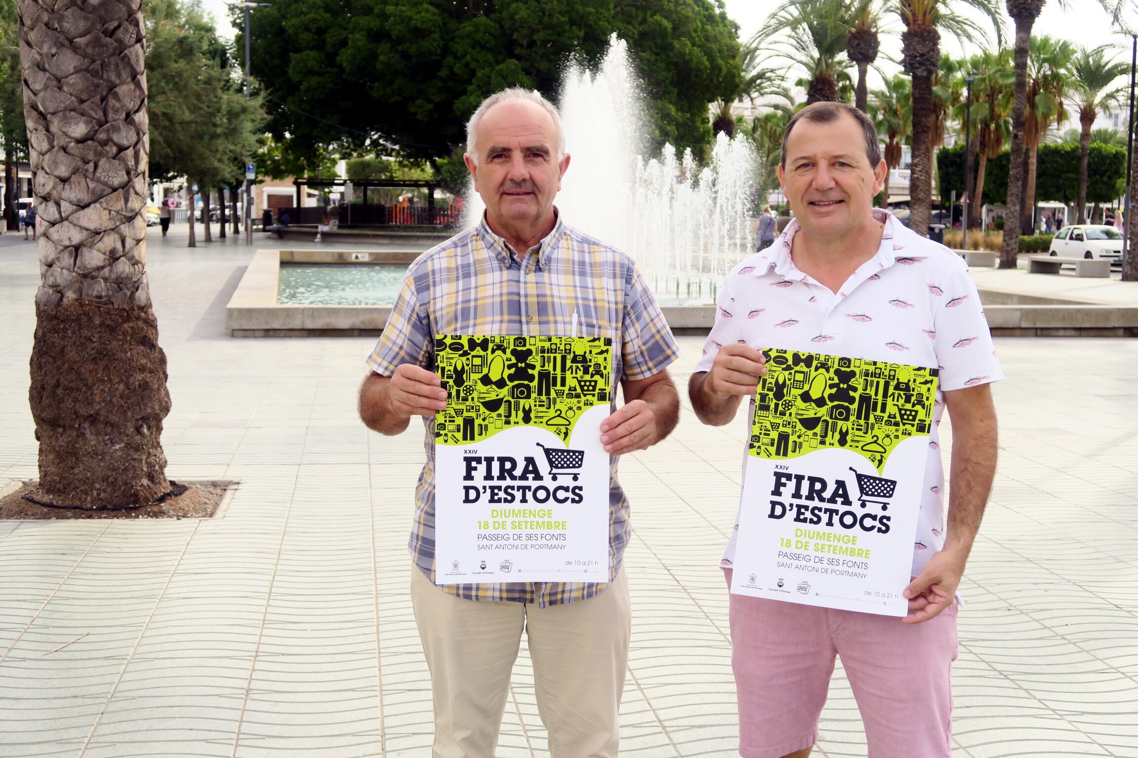 El concejal de Comercio con el cartel promocional de la Fira