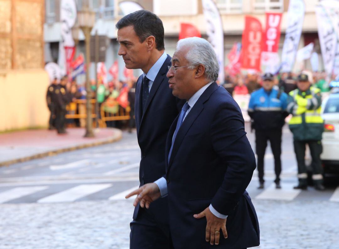 Pedro Sánchez y Antonio Costa en la Plaza de San Pablo, con los funcionarios de prisiones protestando en la calle San Quirce