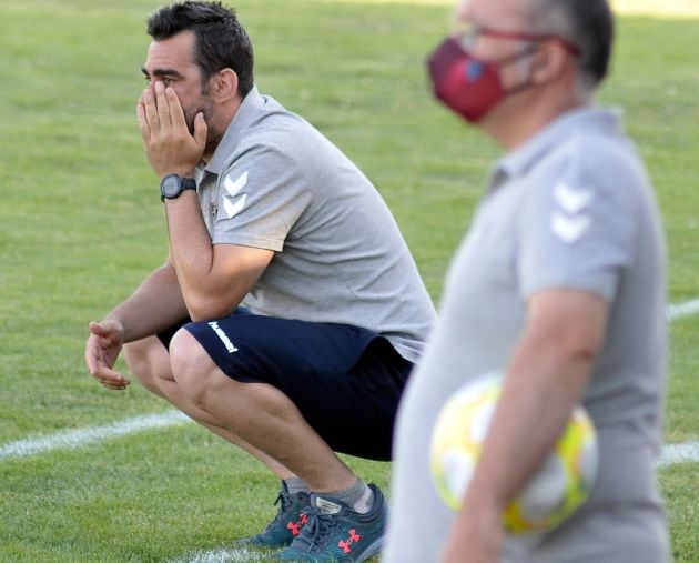 Manu González observa a su equipo en el amistoso frente al Navalcarnero