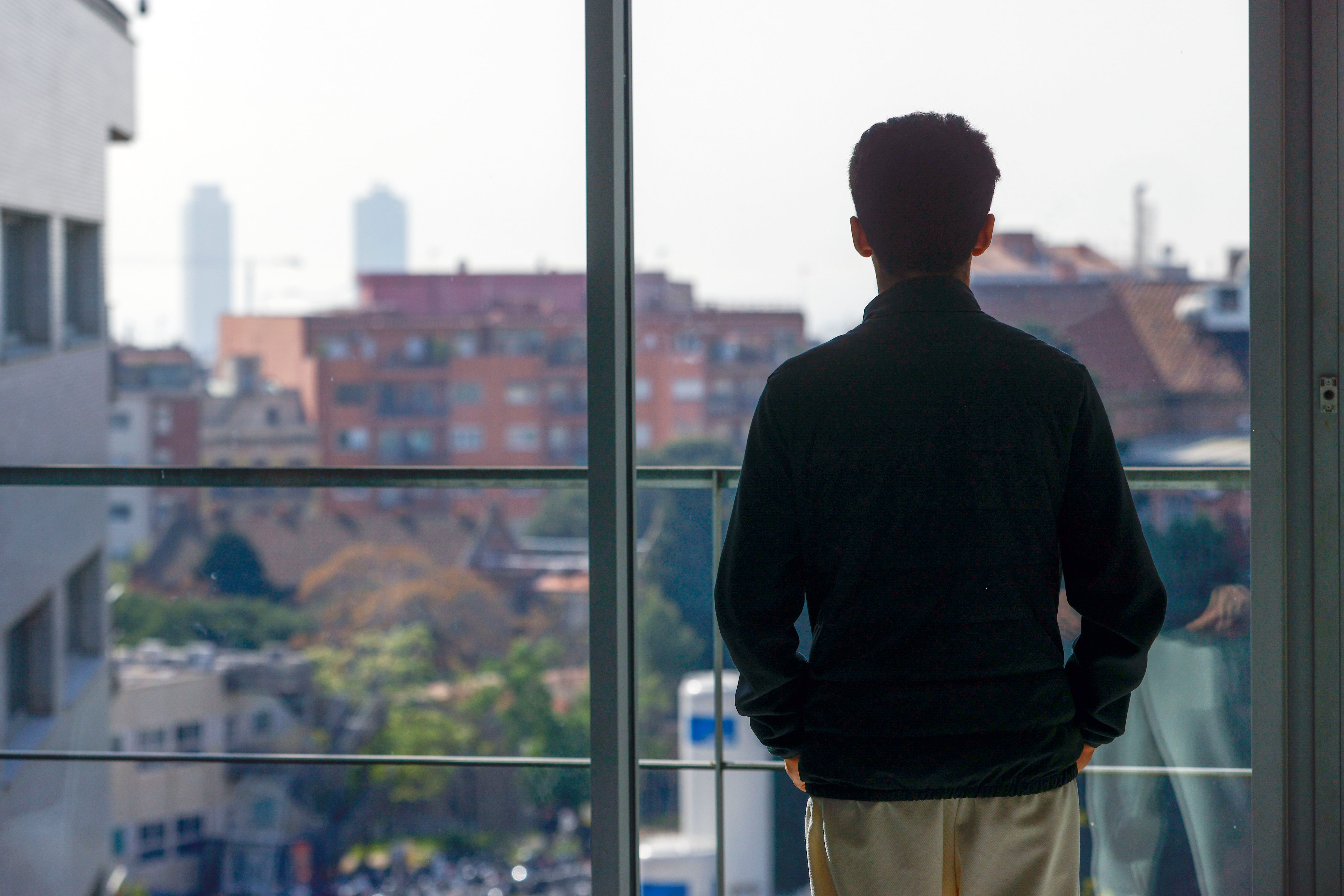 En plena juventud, Josep (en la imagen) apenas podía salir de casa por los tics verbales y físicos extremos causados por el síndrome de Tourette, que no mejoraban con ningún tratamiento, hasta que los neurólogos del Hospital de Sant Pau le colocaron en el cerebro unos electrodos que han sido su liberación: "Ahora estudio y salgo con amigos". 