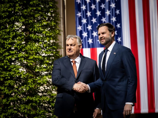 El vicepresidente de EEUU, JD Vance, al ser recibido por Viktor Orbán este martes en Budapest