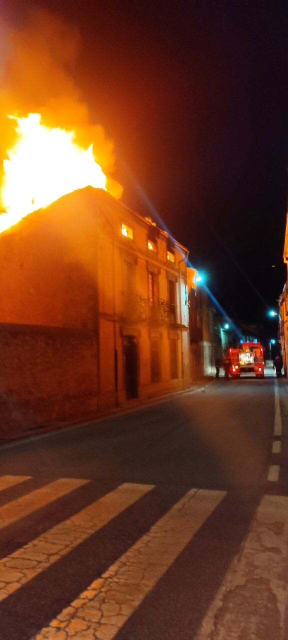 Imagen de las llamas del incendio en la vivienda de Fuenterrebollo