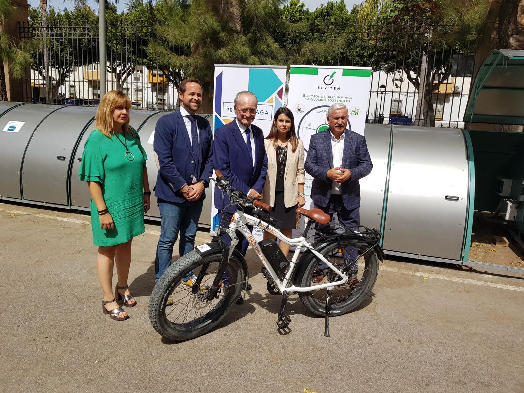 Francisco de la Torre y los concejales Susana Carillo, José del Río y Rosa Sánchez junto a una bicicleta eléctrica