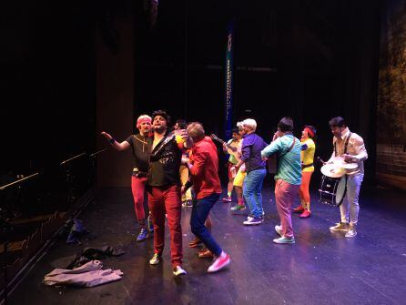 "A las claras del día".