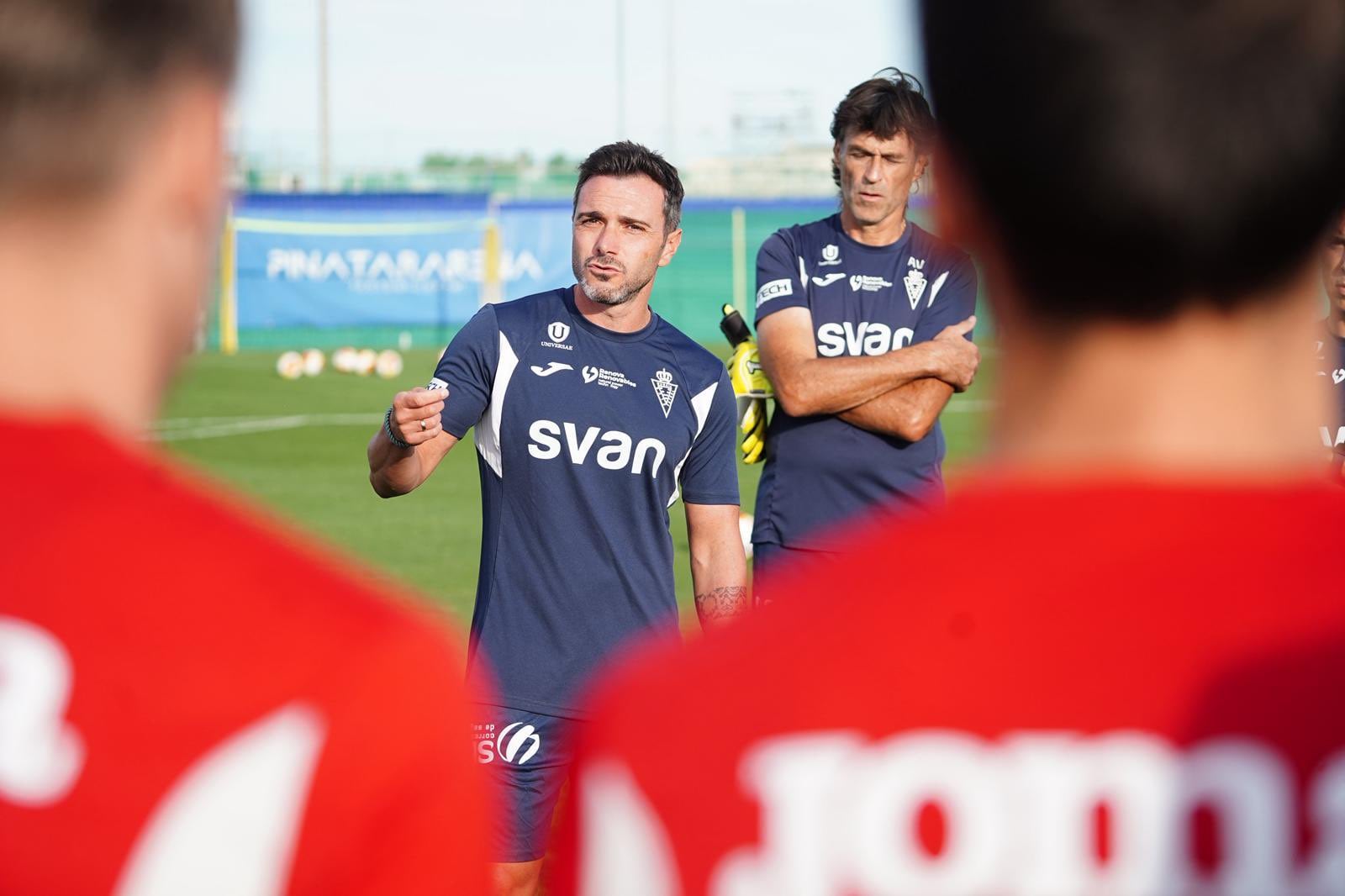 Adrián Colunga dirige su primer entrenamiento con la plantilla del Real Murcia en Pinatar Arena.