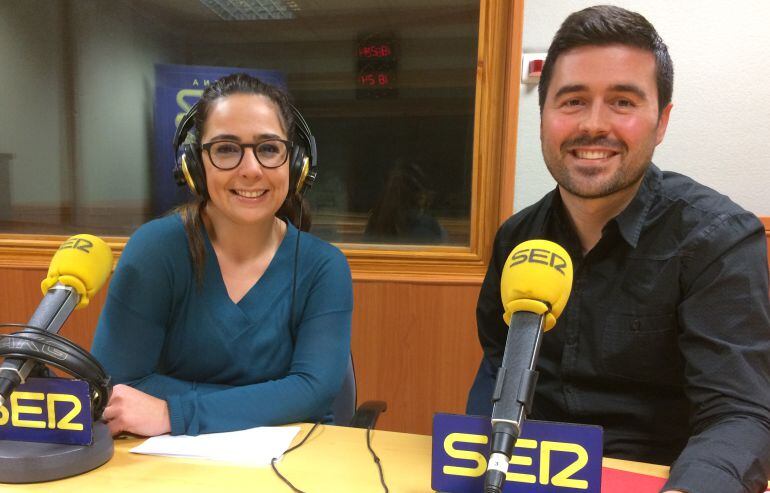 El presidente de AJE, Manuel Murcia, y la vicepresidenta, Laura Sánchez, en Radio Albacete