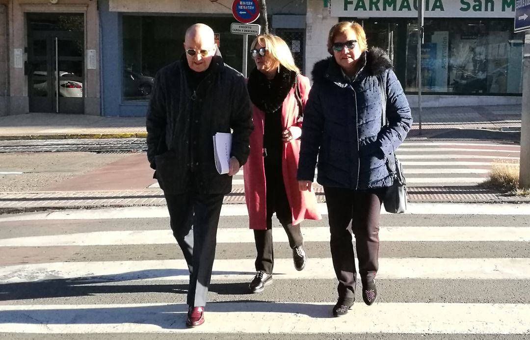 Elena García Gil (d) junto a su abogado Jesús Tovar a su llegada al juzgado número 5 de Segovia