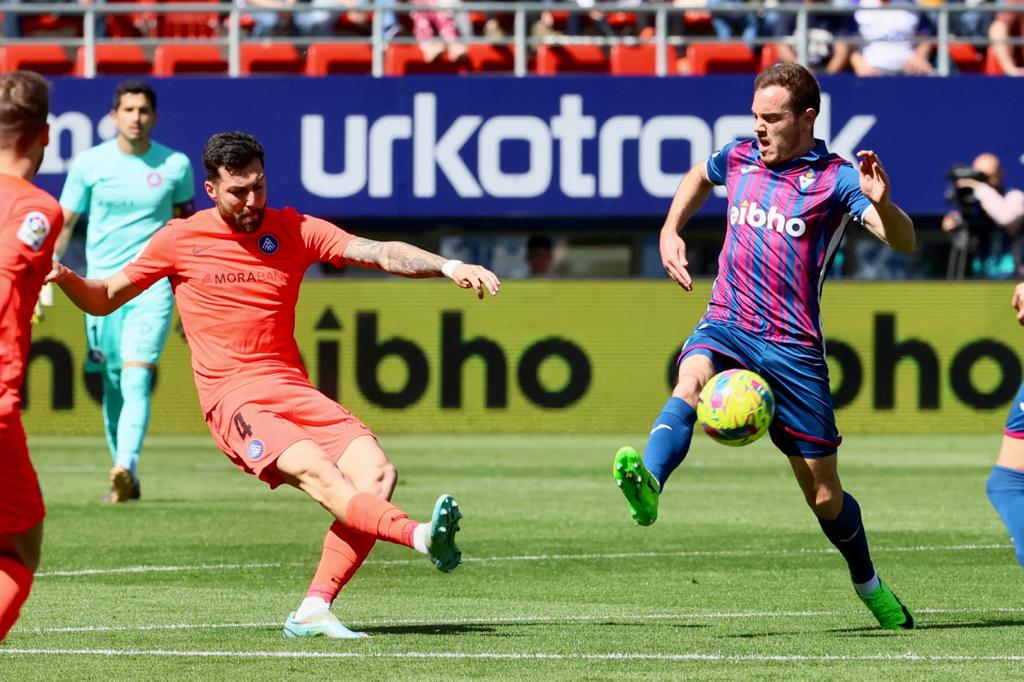Pastor intenta treure jugada una pilota durant el partit d'avui contra l'Eibar a Ipurúa.