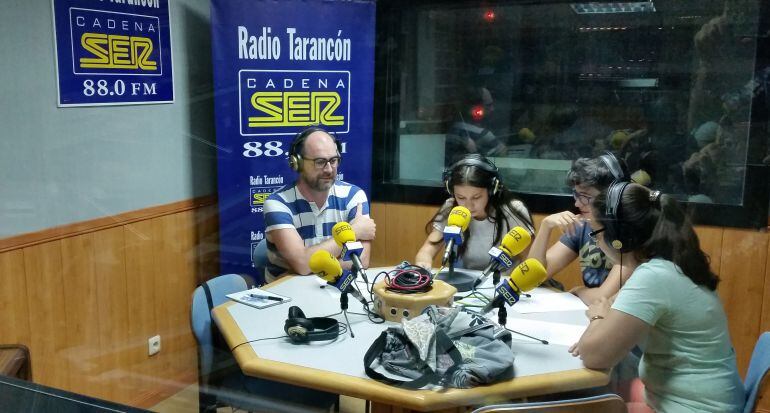 Componentes del grupo grabando en los estudios de Radio Tarancón las locuciones sobre Cervantes para el festival 