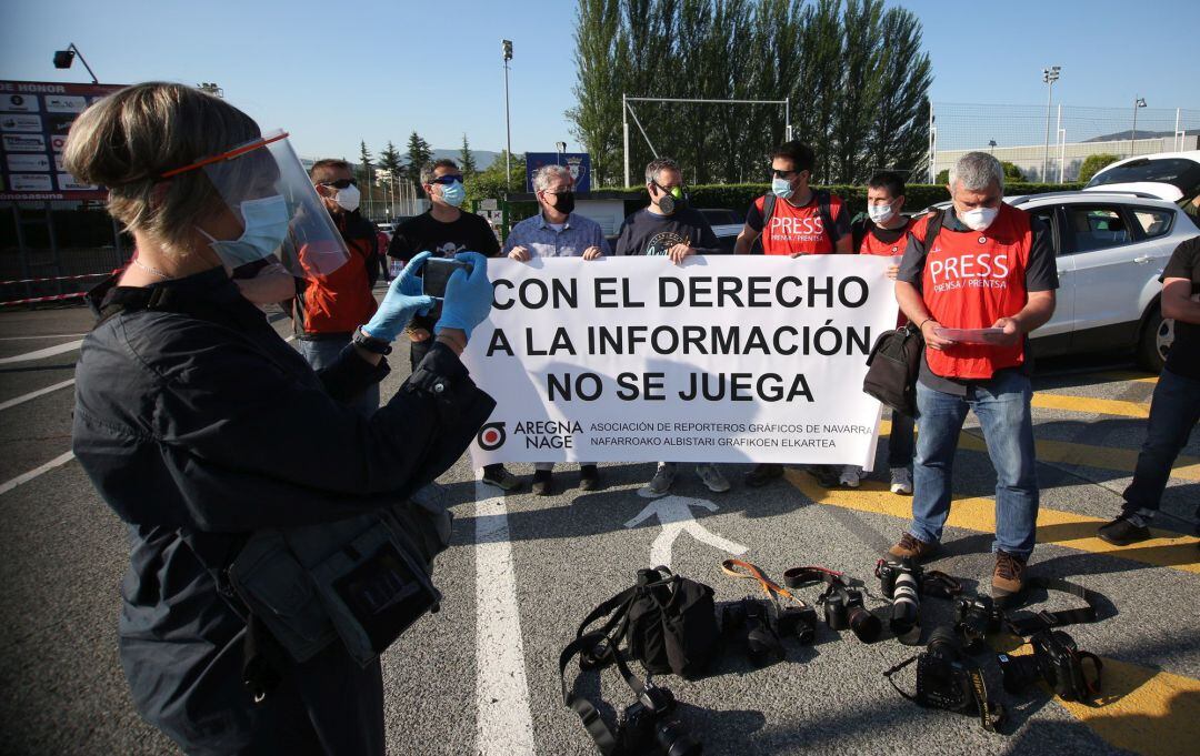 Protesta de los reporteros gráficos en la puerta de Tajonar.