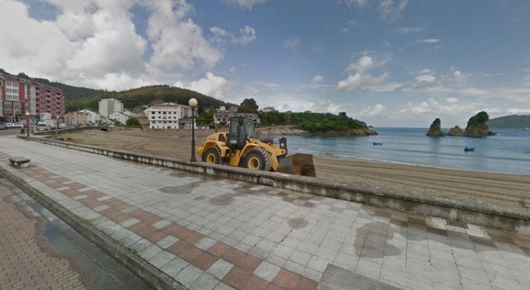 Una excavadora trabajando en la playa de Covas, en Viveiro