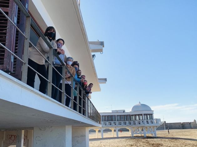 Personal del CAS asomado en el Balneario de La Palma