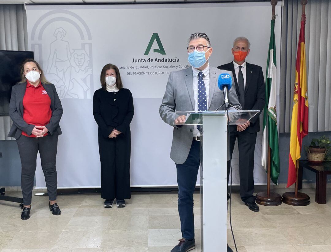 El director general de Servicios Sociales de la Junta, Francisco Vidal, informa de las ayudas de urgencia concedidas a Cáritas en la provincia de Granada