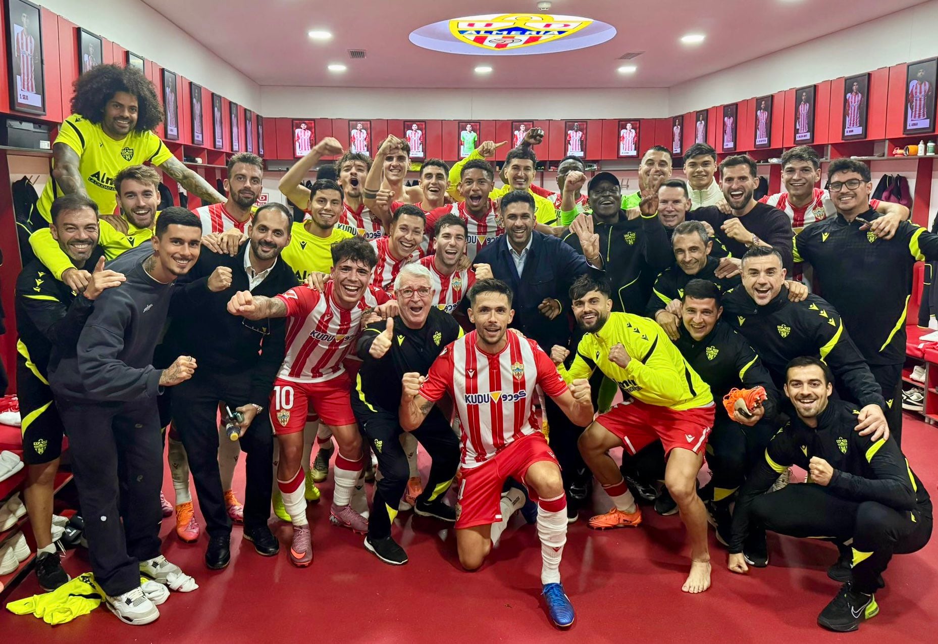 El presidente del Almería en la fiesta del vestuario rojiblanco tras el 3-0 ante el Cádiz.