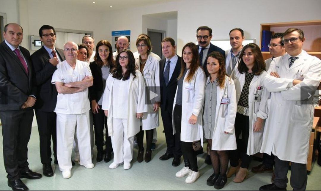 Emiliano García Page, presidente de Castilla La Mancha y otras autoridades durante una visita al hospital general de Ciudad Real.