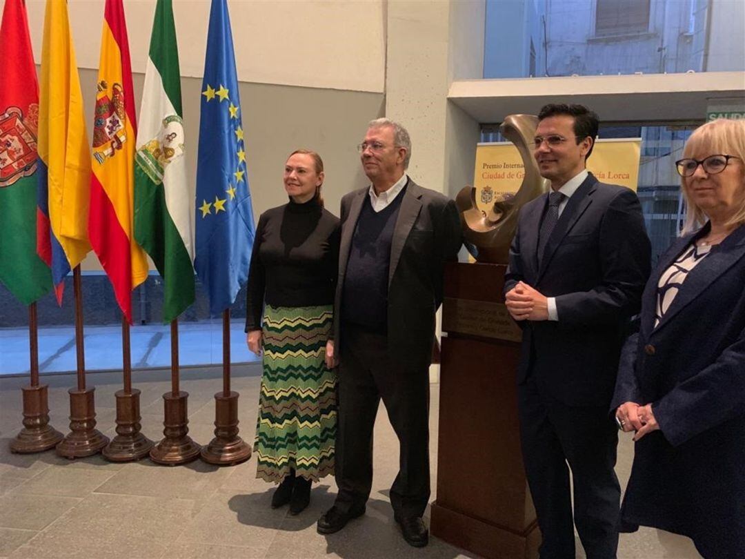 Darío Jaramillo, el segundo por la izquierda, junto a Laura García Lorca