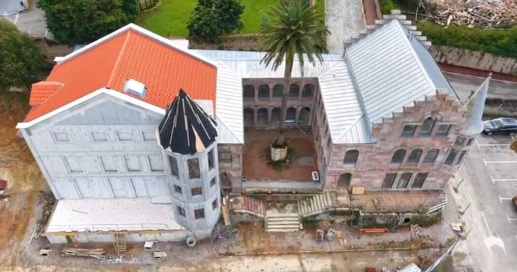 Vista aérea de las obras de rehabilitación del Palacio del Amo en Suances.