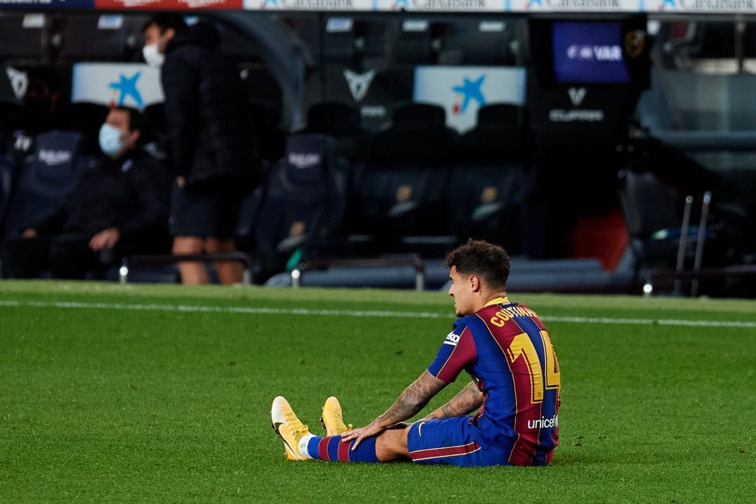 Coutinho se lesiona durante el partido contra el Eibar. 