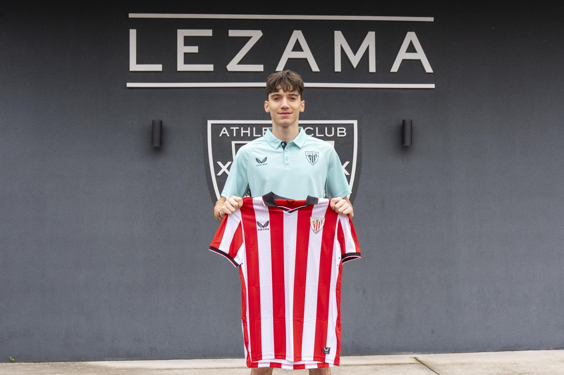 Efe Korkut, tras firmar su contrato con el Athletic Club en Lezama