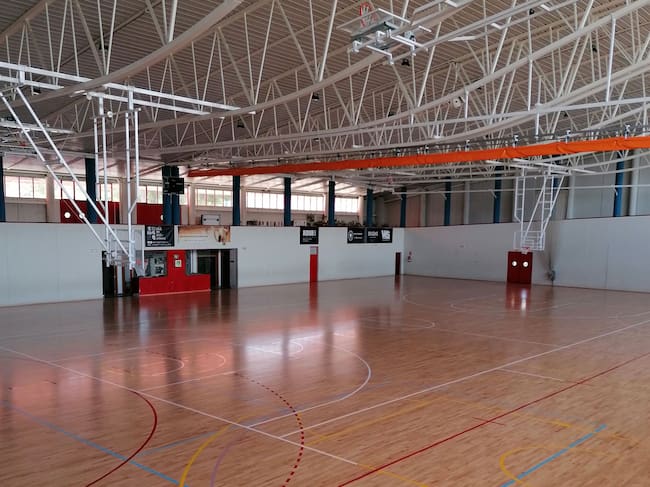 Vista general del pabellón recién remozado con una nueva superficie de parquet laminado