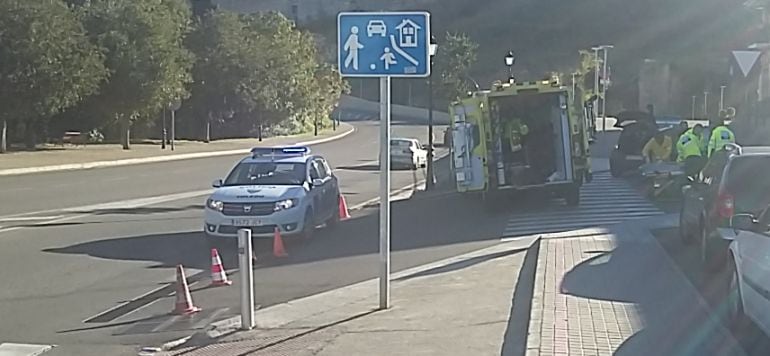 Los sanitarios atiende a la persona herida leve tras sufrir un atropello en Toledo