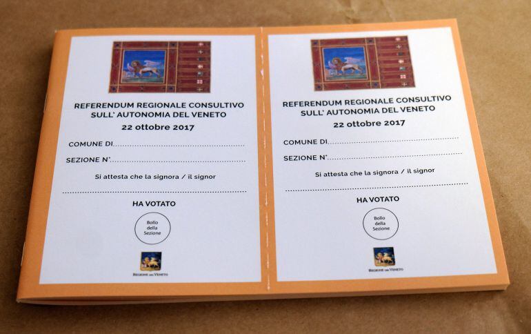 Papeletas de votación para el referéndum de Vento en una estación de voto en Venecia, Italia.