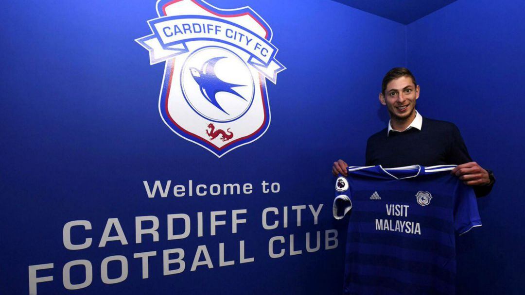 El jugador posando con su nueva camiseta tras su fichaje por el Cardiff City