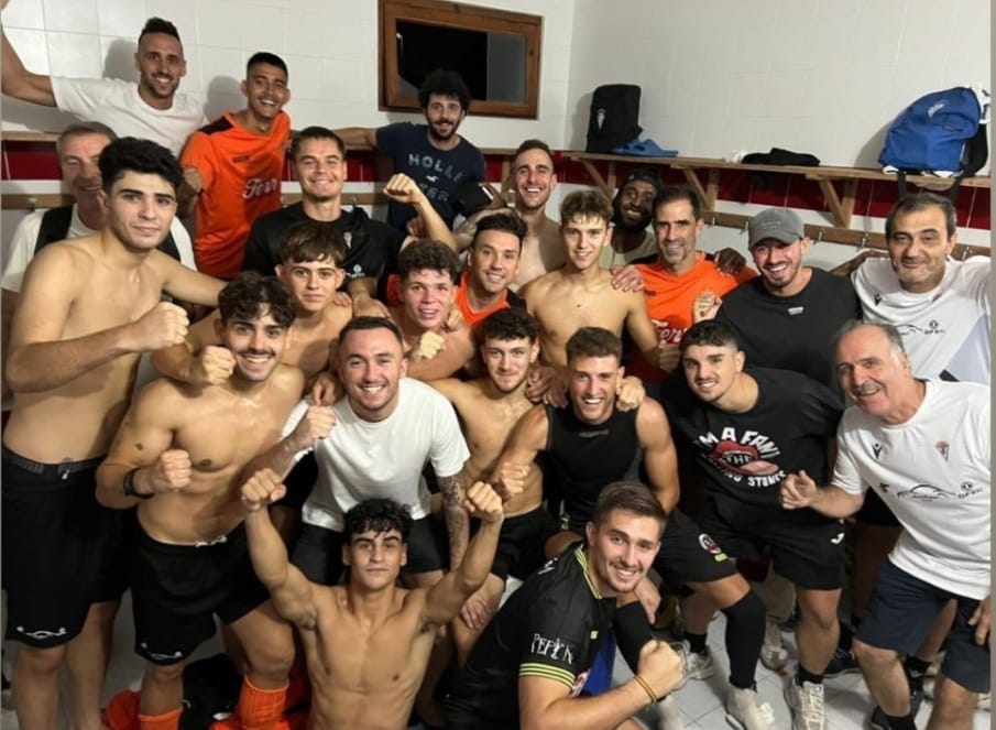 El Villena CF celebra la victoria en el vestuario