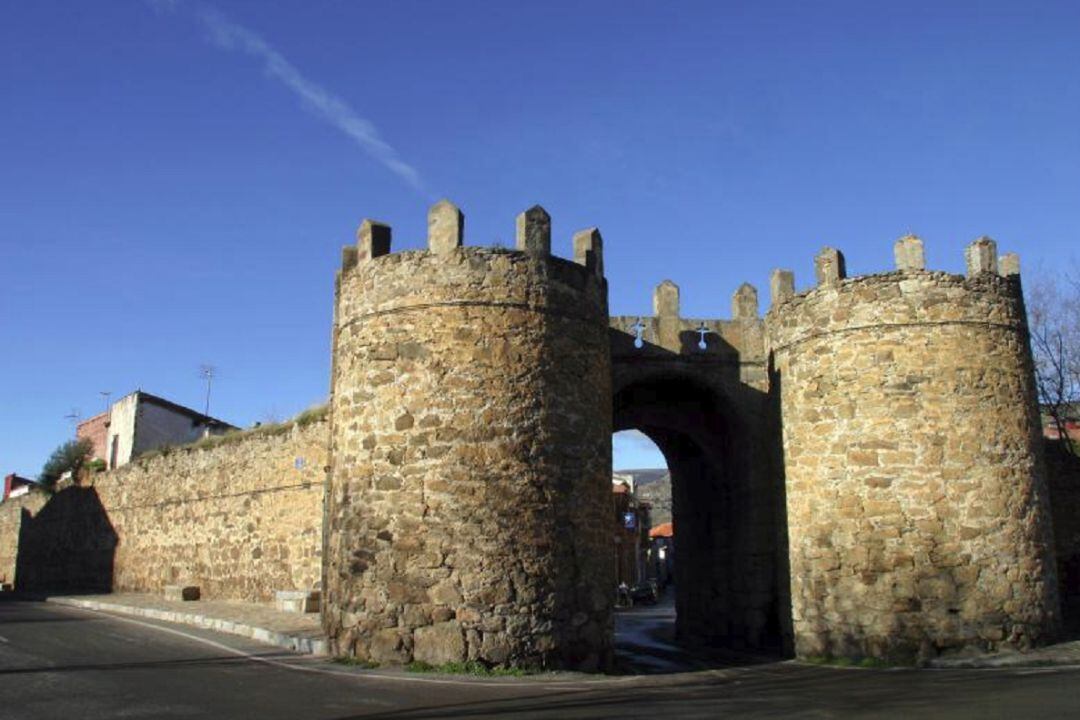 Imagen de una de las puertas de la muralla de El Barco de Ávila