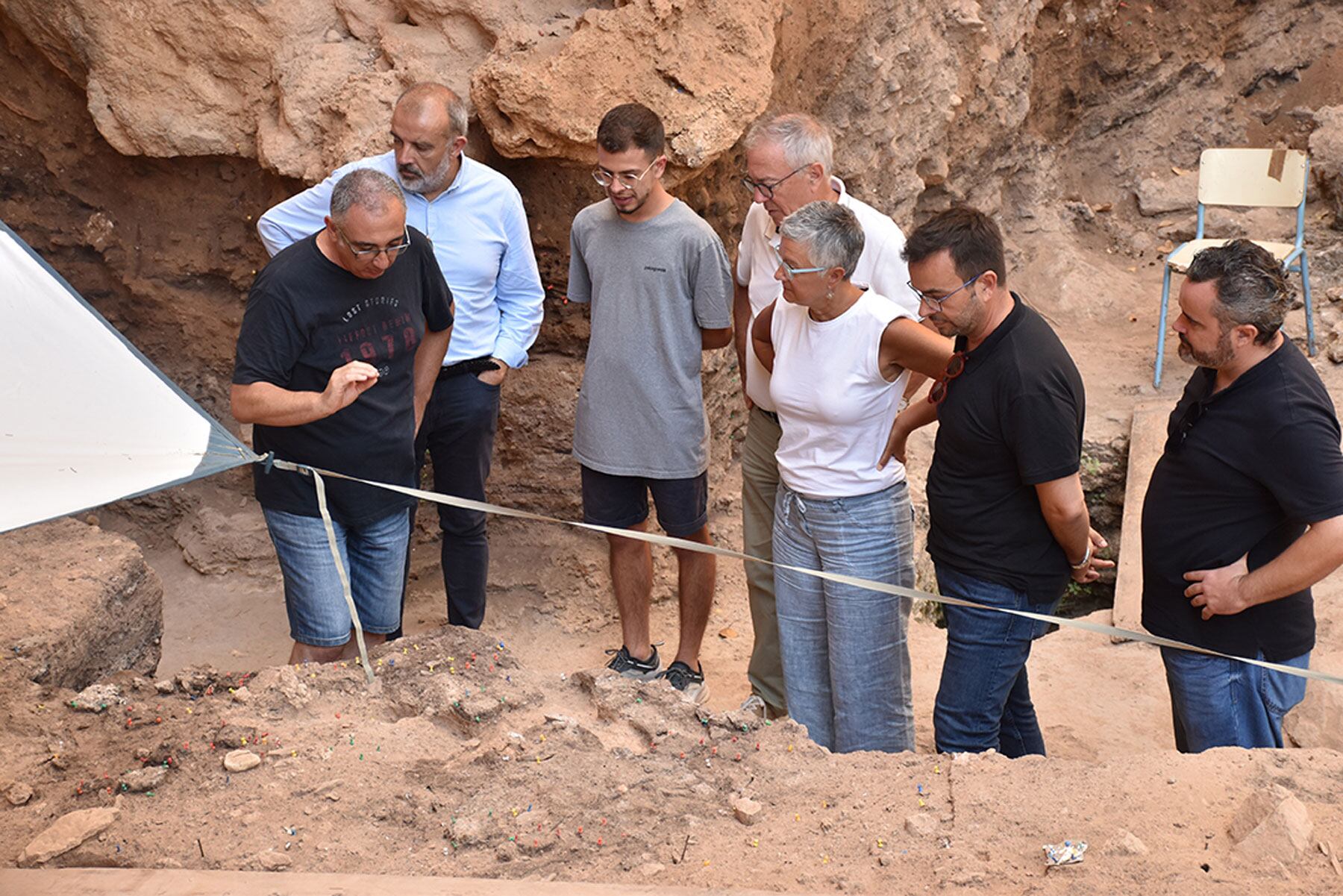 Cristo Hernández explica a representantes de Conselleria y Ayuntamiento la campaña de excavaciones en El Salt