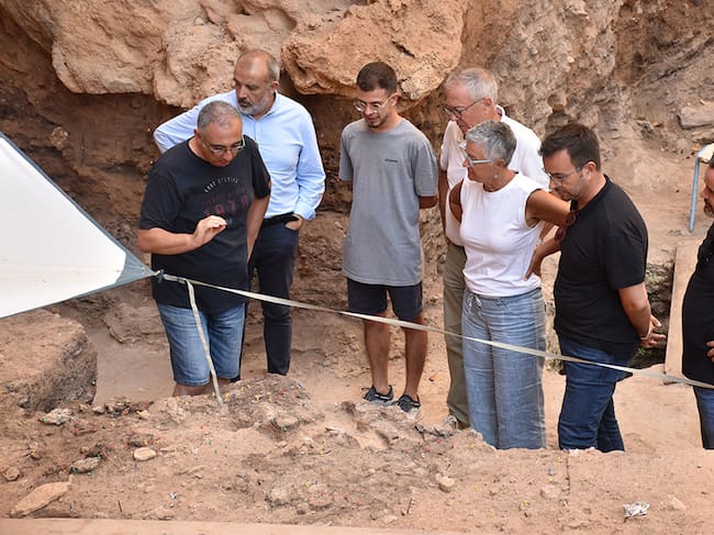 Cristo Hernández explica a representantes de Conselleria y Ayuntamiento la campaña de excavaciones en El Salt